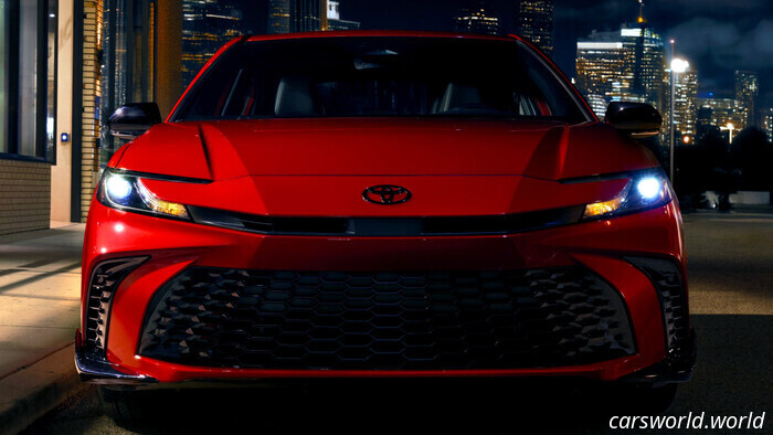 Camry diventa dark per il 2026 con la nuova Nightshade Edition / Carscoops